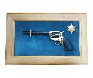 Револьвер Colt Peacemaker 7½” (США, 1873 г.) на бархатном панно, 43x23 зеленый бархат, дуб